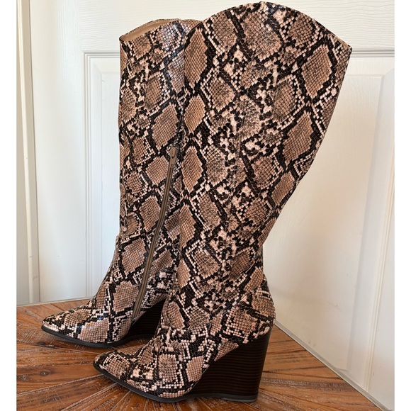 NWT Shoe Dazzle Snakeskin Faux Leather Wedge Boots - Picture 3 of 12